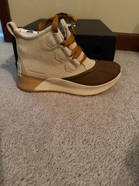 Sorel womens High-Top Waterproof Boots in Cream and Brown
